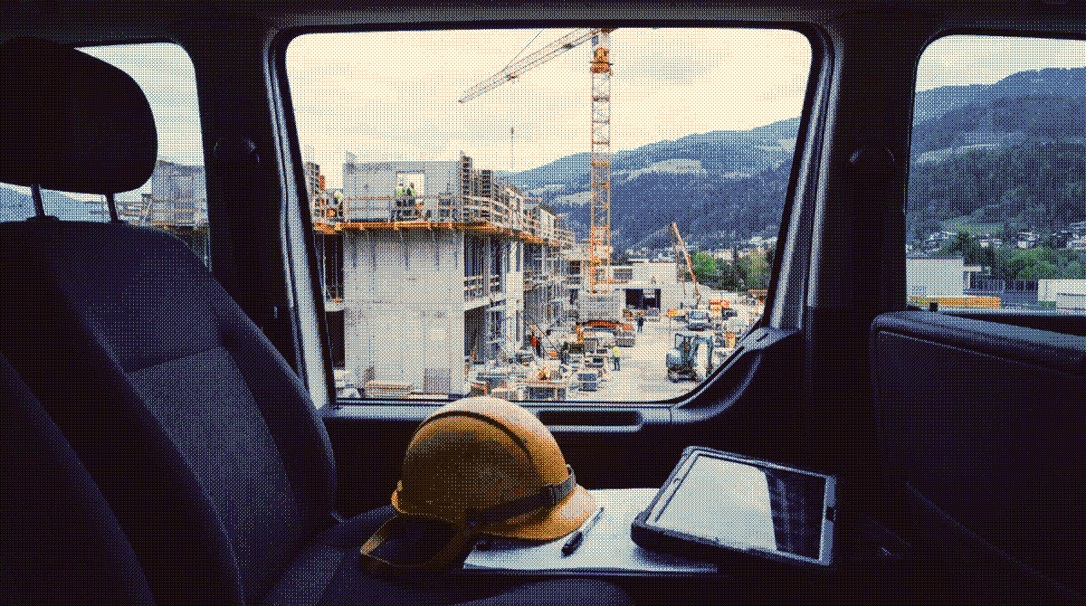 Blick auf eine österreichische Baustelle aus einem Fahrzeug