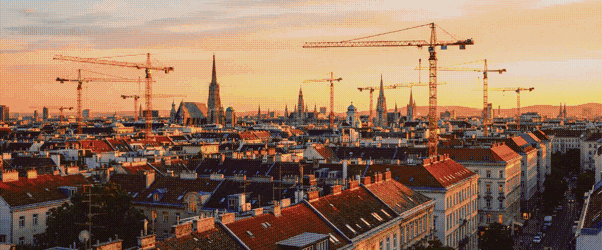 Wiener Dachlandschaft mit Baukränen im Abendlicht